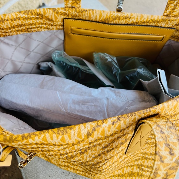 Michael Kors Michael Bag Large Tote zebra print Yellow mustard NWT Authentic - Picture 5 of 7